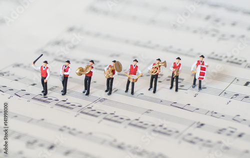 Miniatur Musikkapelle auf Notenblatt