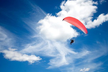 Fotobehang Luchtsport Paramotor zwevend in azuurblauwe lucht  © Kiryl Lis