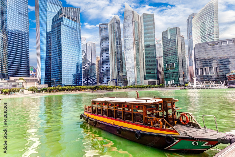 Naklejka premium Singapurska dzielnica biznesowa nad zatoką Marina Bay