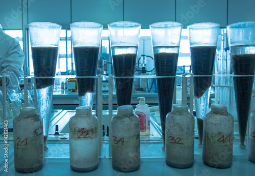 campioni di acqua e fanghi presso laboratorio chimico  photo
