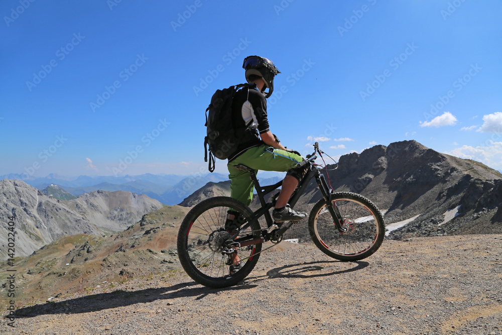 Fototapeta premium Mountainbiker vor der Abfahrt