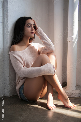 afhængige killing Perle Sexy beautiful woman in jeans shorts sitting on the floor Stock Photo |  Adobe Stock