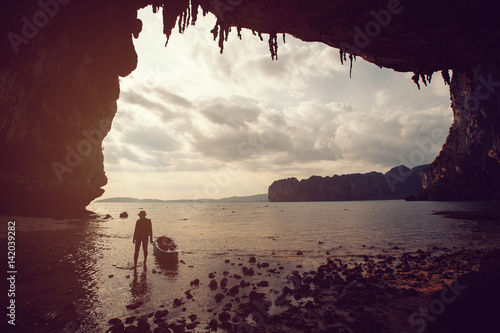 Foto girl with kayak walks in the shallows at the beach in Krabi, Thailand province