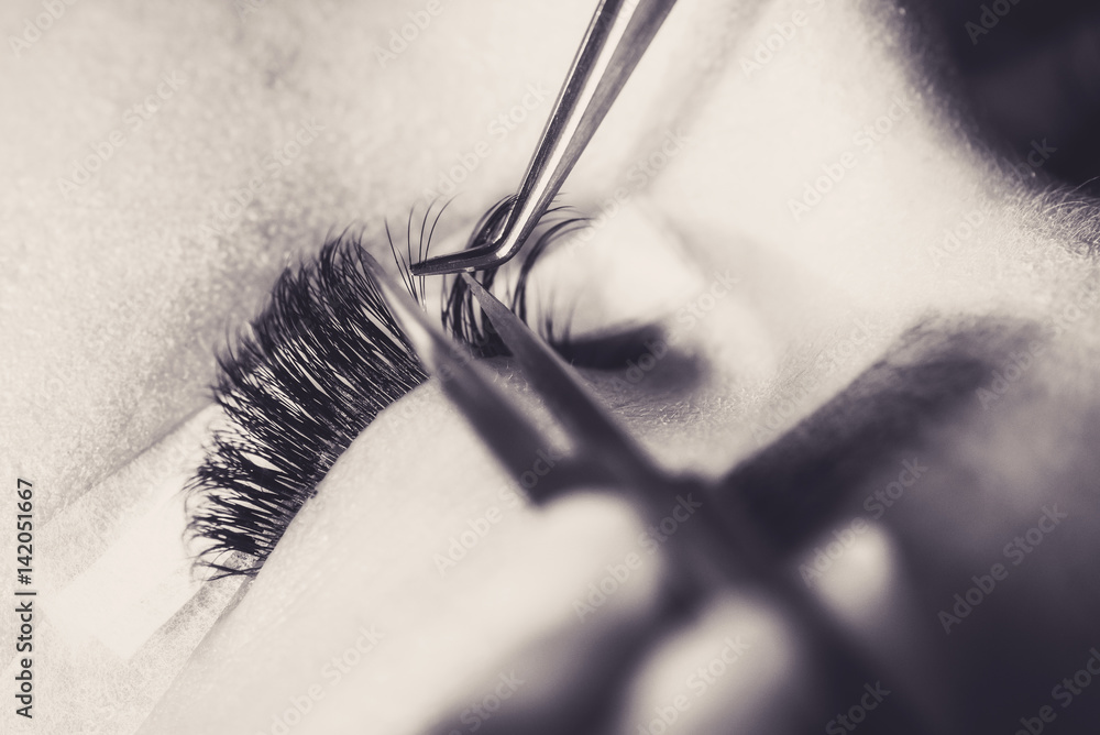 Beautician making artificial lashes. eyelash extension procedure - obrazy, fototapety, plakaty 