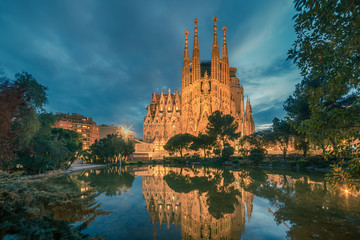 Wandcirkels Barcelona Sagrada Familia bij zonsondergang  © krivinis