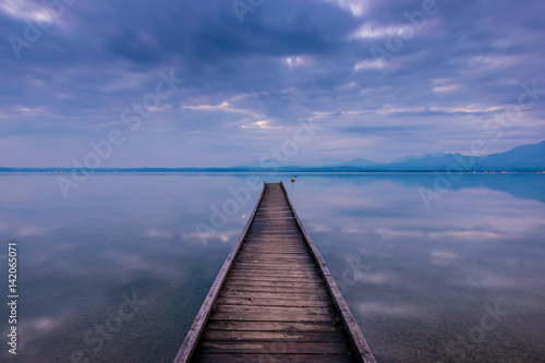 Morgend  mmerung   ber einem Steg am Chiemsee  Oberbayern in Deutschland