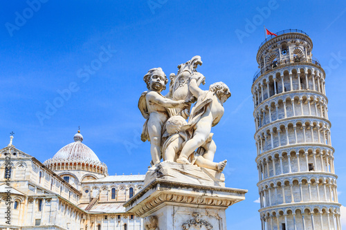 Obraz na płótnie Pisa, Italy. The fountain with angels, and the leaning tower of Pisa w salonie