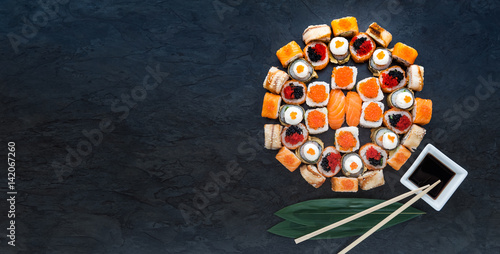 Foto Sushi net on a black surface. Flat lay