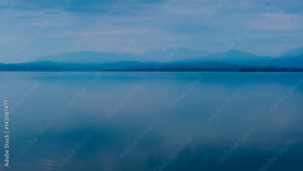Morgendämmerung am Chiemsee in Oberbayern, Deutschland