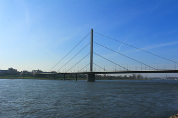 Handdoek met foto Huisarts Brug tegen strakblauwe hemel  © marnag