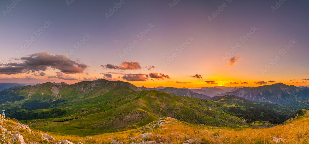 Fototapeta premium When the sun sets in the mountains..