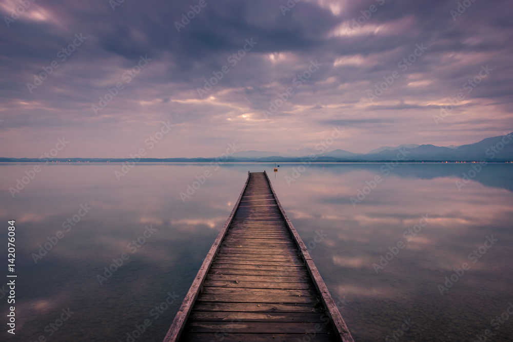 Obraz premium Wschód słońca nad Chiemsee w Górnej Bawarii w Niemczech