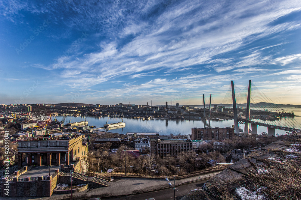 2 main sightseens of Vladivostok: Golden dridge and funicular