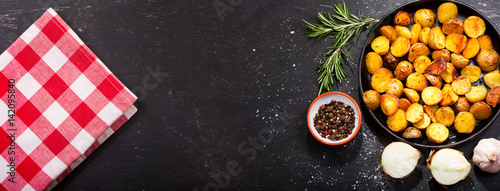 Foto pan of roasted potatoes with rosemary