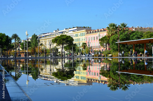 Effet miroire et reflets, Coulée verte à Nice © Annerp