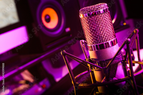 Slika na platnu LensBaby tilt shift background, recording studio vintage microphone