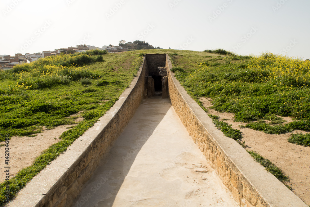 Exterior del dólmen de Mencía en los dólmenes de antequera