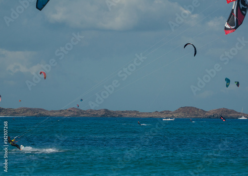 sportivo con kitesurf in azione