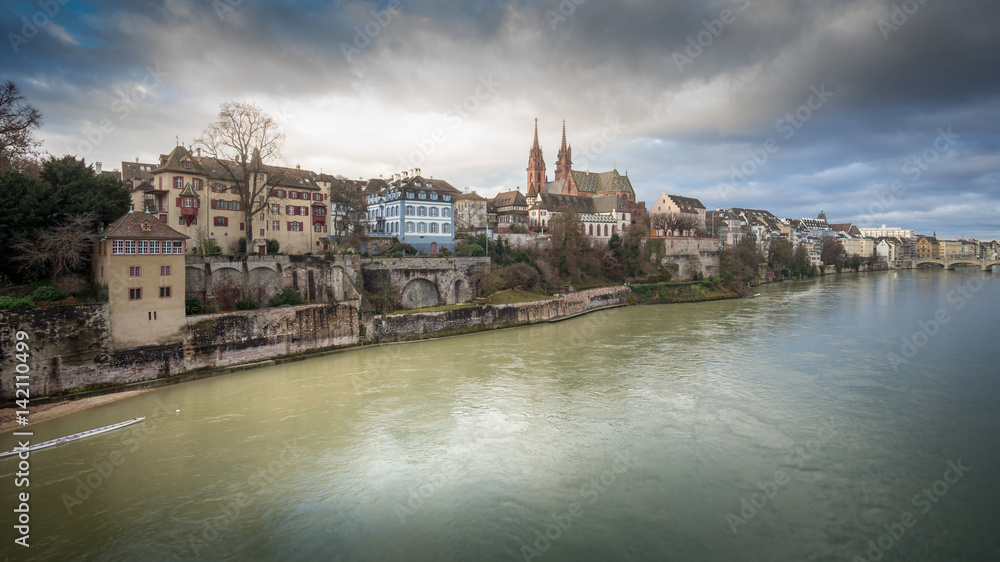 Stimmungsvolles Rheinufer in Basel mit Münster