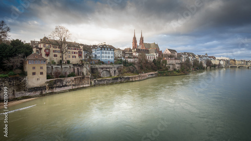 Stimmungsvolles Rheinufer in Basel mit Münster