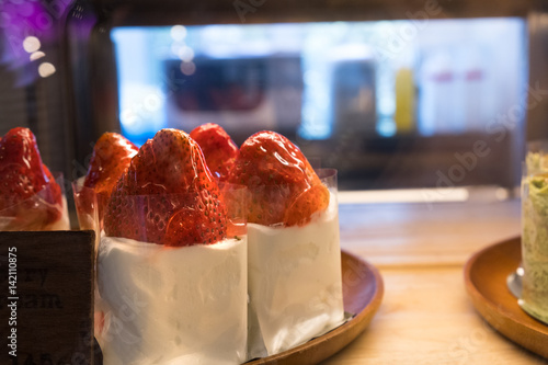 strawberry shot cake