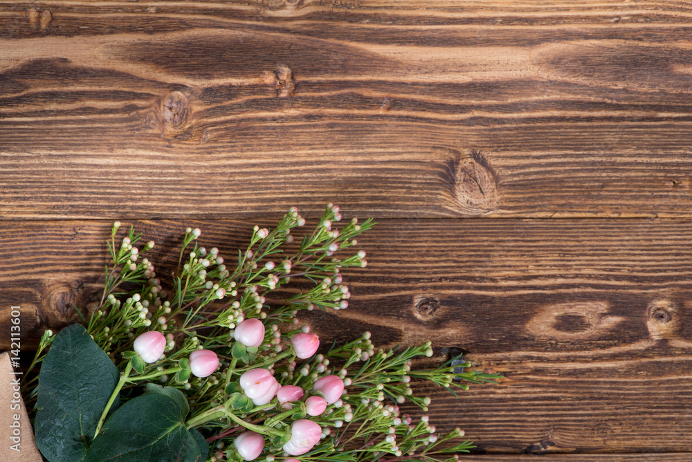 Blumen / Holz Hintergrund Stock-Foto | Adobe Stock