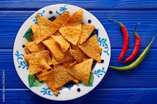 Fotografia Nachos chips and chili peppers mexican food