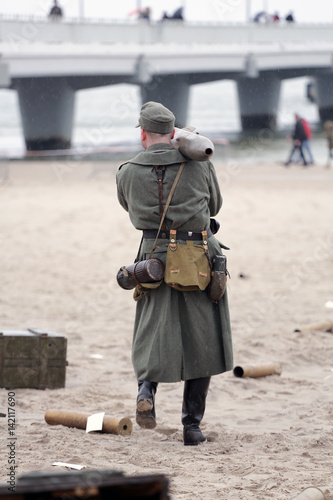 Żołnierz niemiecki na plaży.