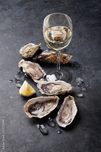 Oysters with lemon and white wine