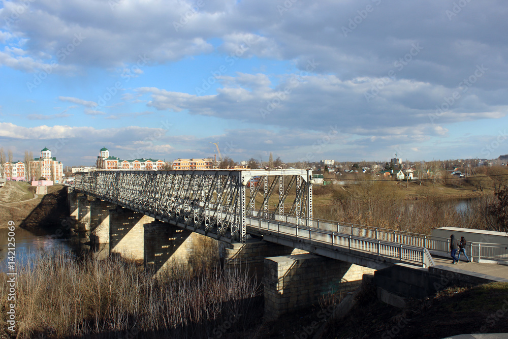 Пешеходный мост в городе Елец через реку Сосна.