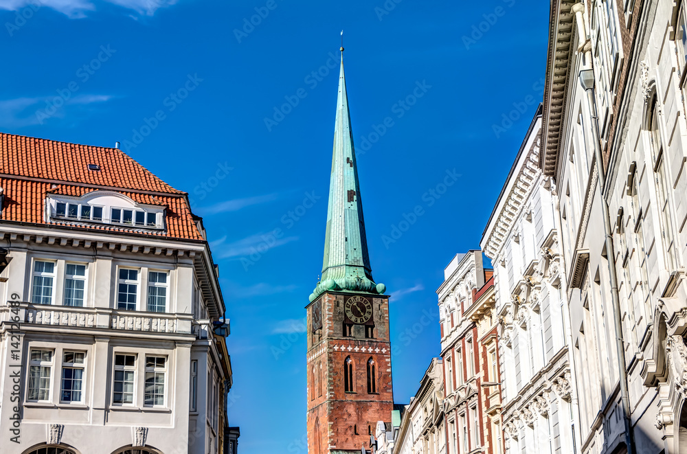Fototapeta premium Historische Altstadt der Hansestadt Lübeck mit der Marienkirche