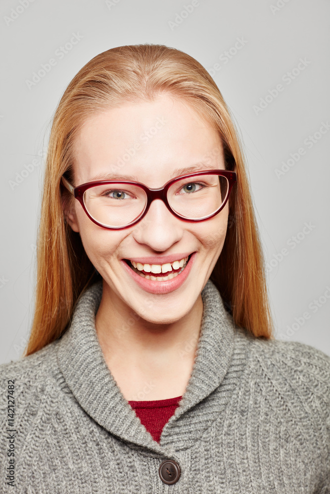Lachende junge Frau mit Brille Lachende junge Frau mit Brille
