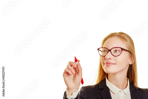 Frau schreibt mit einem roten Stift