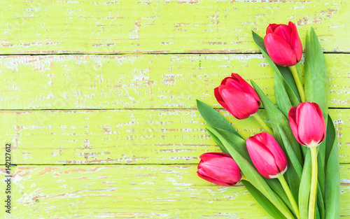 Frühlingsblumen Tulpen Strauss Blumen Rot auf Holz Hintergrund grün