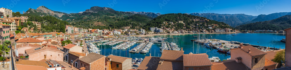 Spanien Mittelmeer Küste Hafen Panorama Ansicht malerische Bucht von Port de Soller Mallorca 