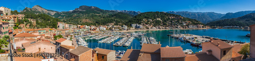 Spanien Mittelmeer Küste Hafen Panorama Ansicht malerische Bucht von Port de Soller Mallorca  © vulcanus