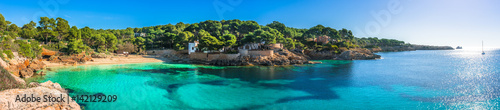 Piękny widok na plażę i wybrzeże Cala Gat w Cala Ratjada na Majorce, Hiszpania Morze Śródziemne