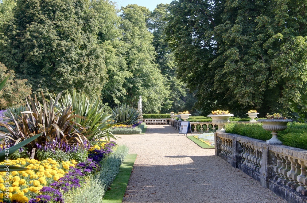 Obraz premium château de style néo-renaissance et jardin de style Français