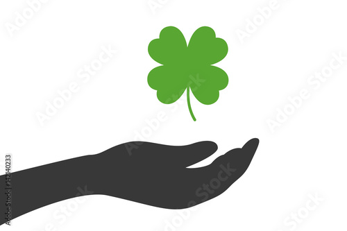 Hand hält ein vierblättriges Kleeblatt - GLÜCK!
