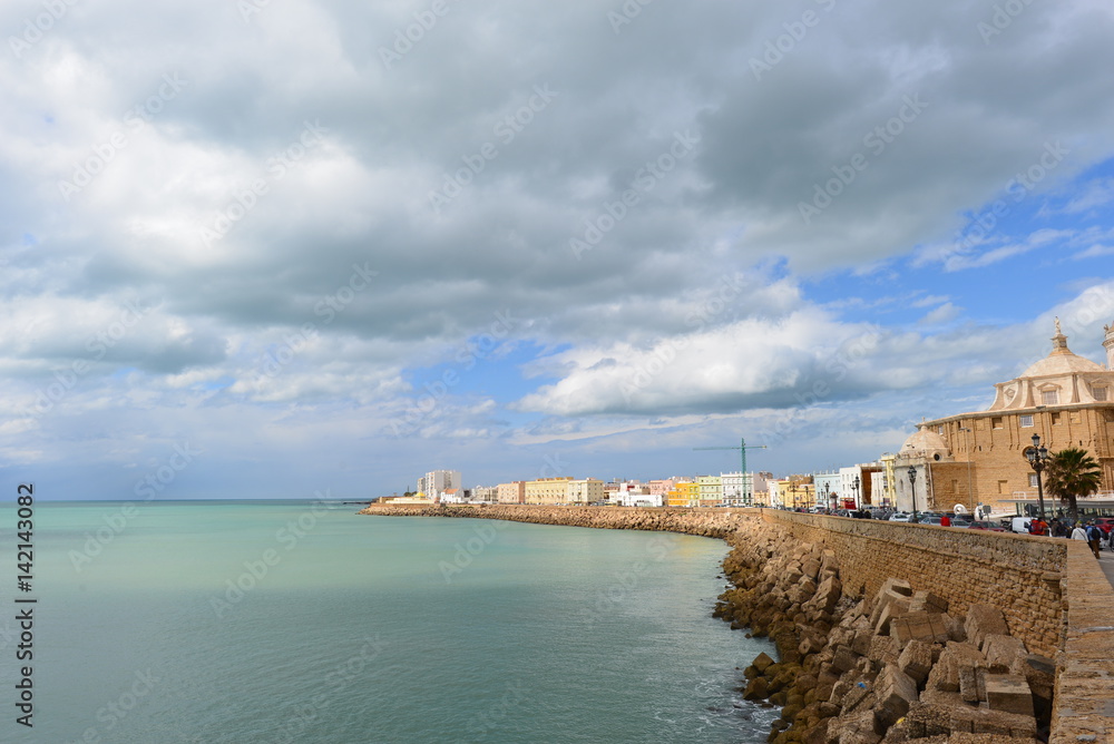 Strandpromenade/ Bucht von Cadiz in Spanien