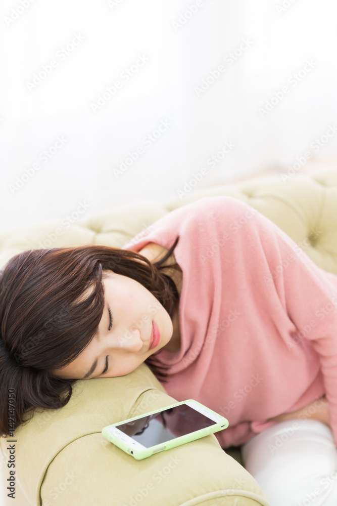 眠る女性とスマホ