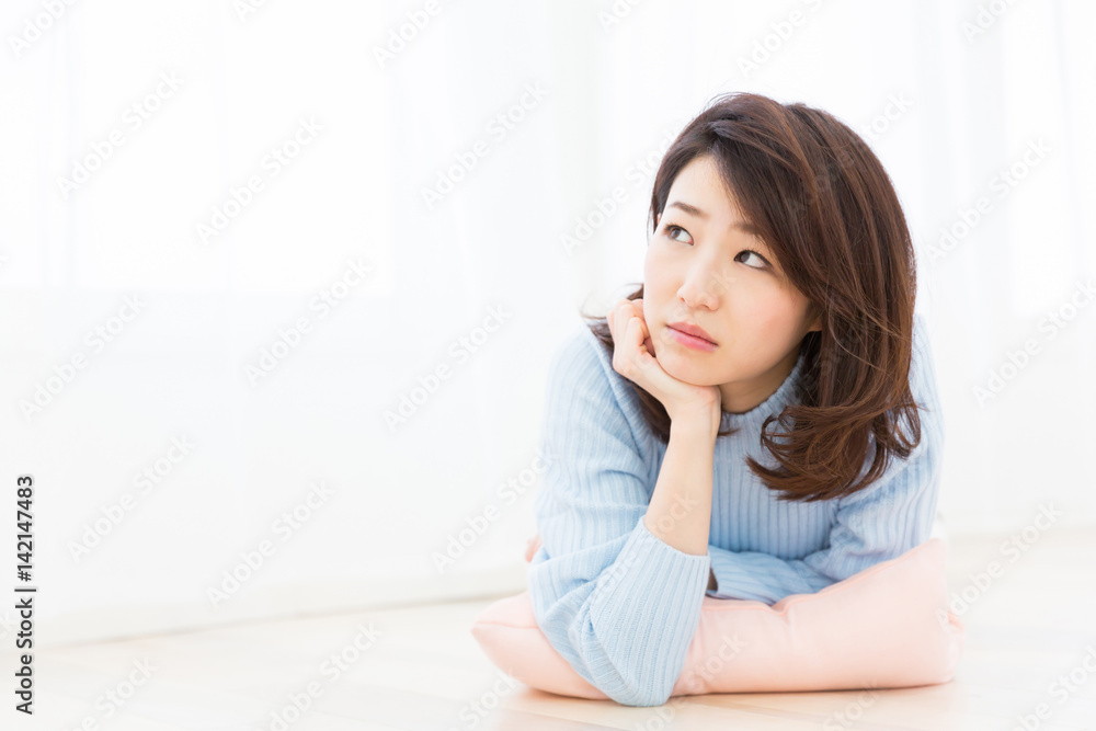 考える女性 考える女性