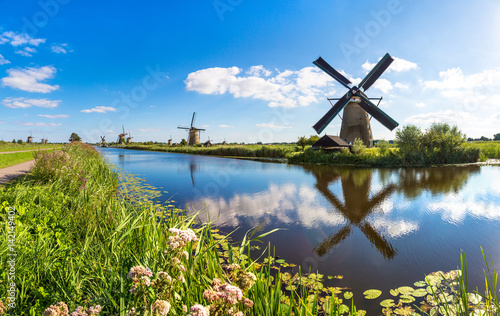 Fotografiet Windmills and canal in Kinderdijk