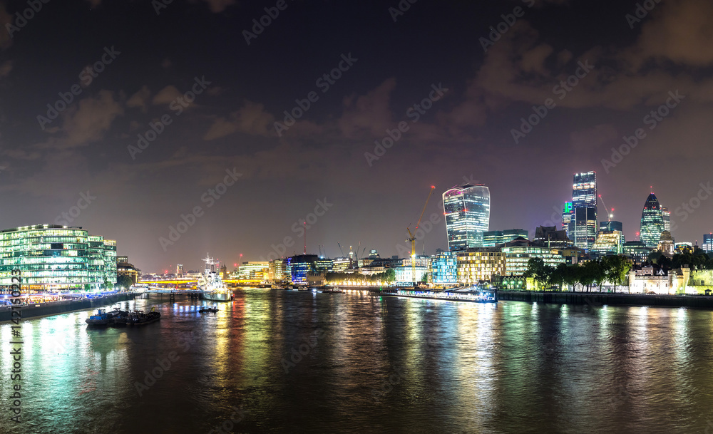 Fototapeta premium The Shard w Londynie nocą