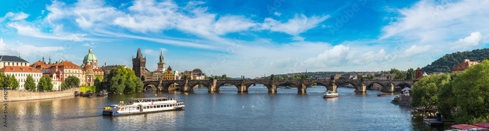 Naklejka premium Panoramiczny widok na Pragę