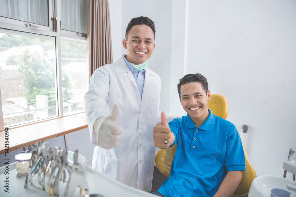 Obraz premium dentist talking to his patient at dental care clinic