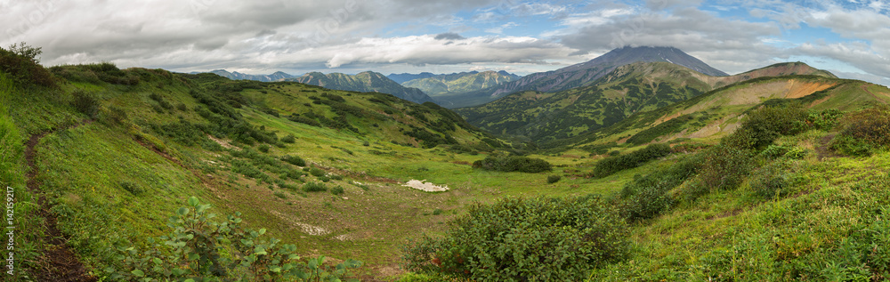 Obraz premium Beautiful summer panorama of Viluchinsky pass