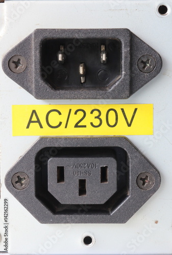 Tableau sur toile 220 volt power inlet and outlet for power supply