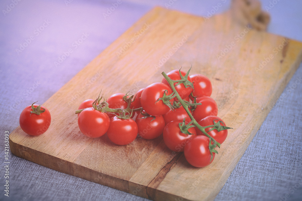 tomate grappe sur fond en bois
