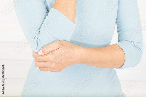 elbow pain in old women